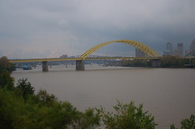 bridge across ohio river, rainy cold day, Ковингтон