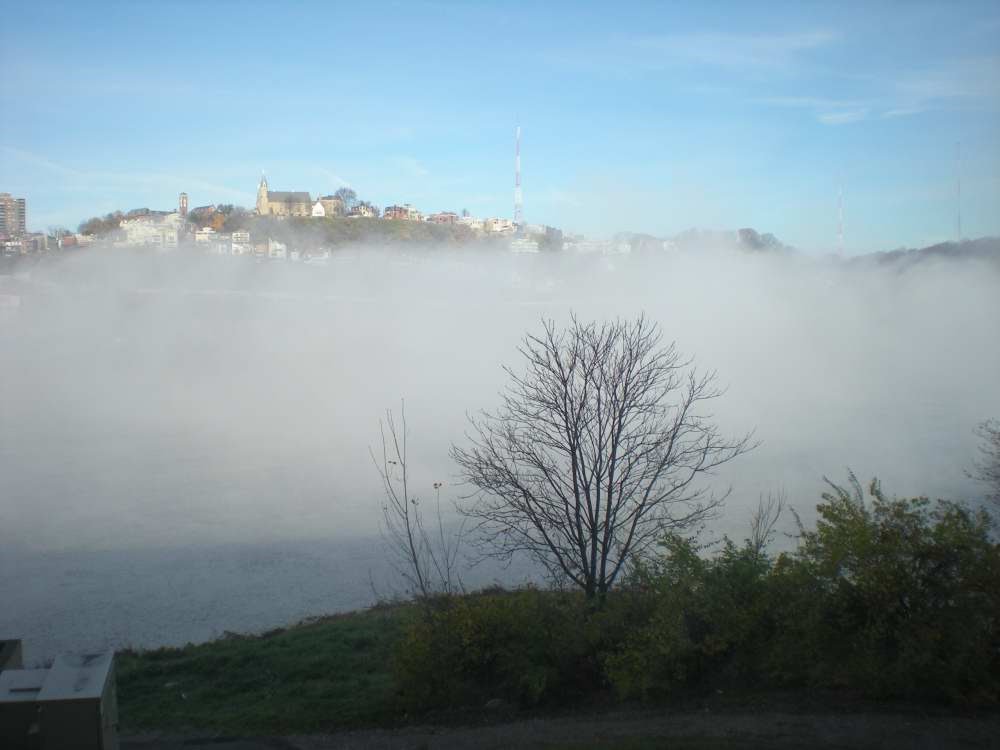 Newport, Kentucky, Usa - Foggy View of Cincinnati, Ohio, Ньюпорт