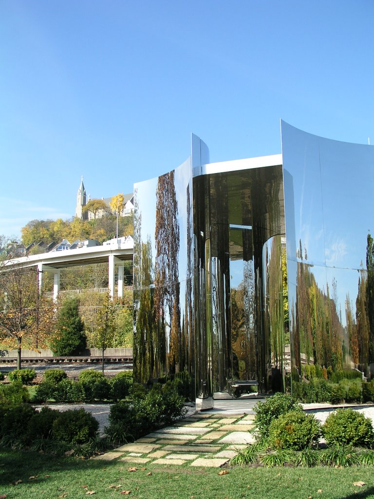 Mirrored Monument, Ньюпорт
