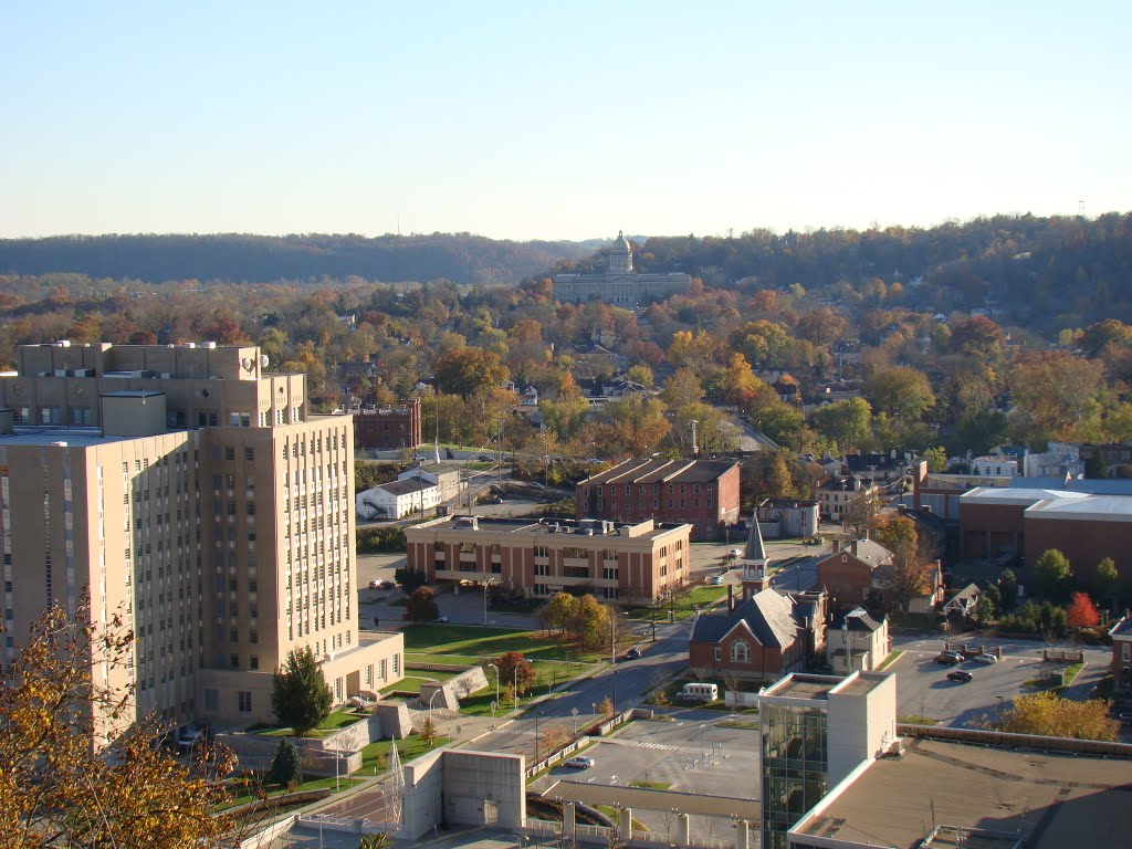 Old state office building and Frankfort from Fort Hill overlook, Франкфорт