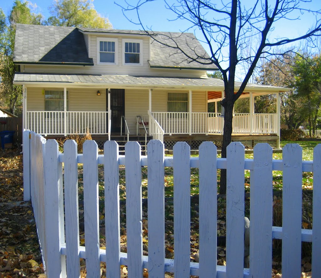white picket fence and wrapping porch, Арвада