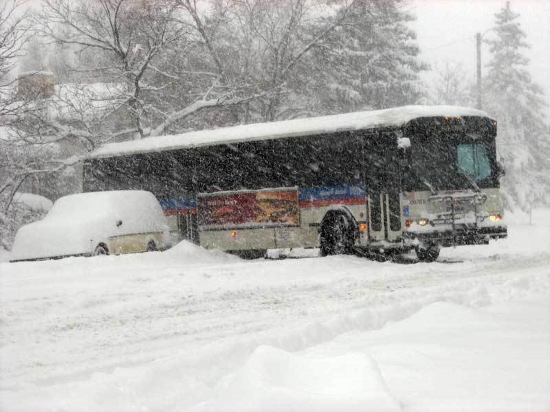 204 Bus stuck on Moorhead Drive., Аурора
