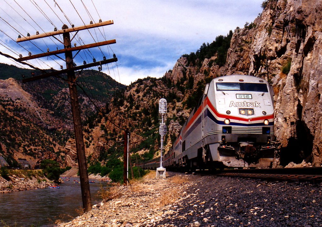 Amtrak entering Glenwood Springs, CO, Гленвуд-Спрингс