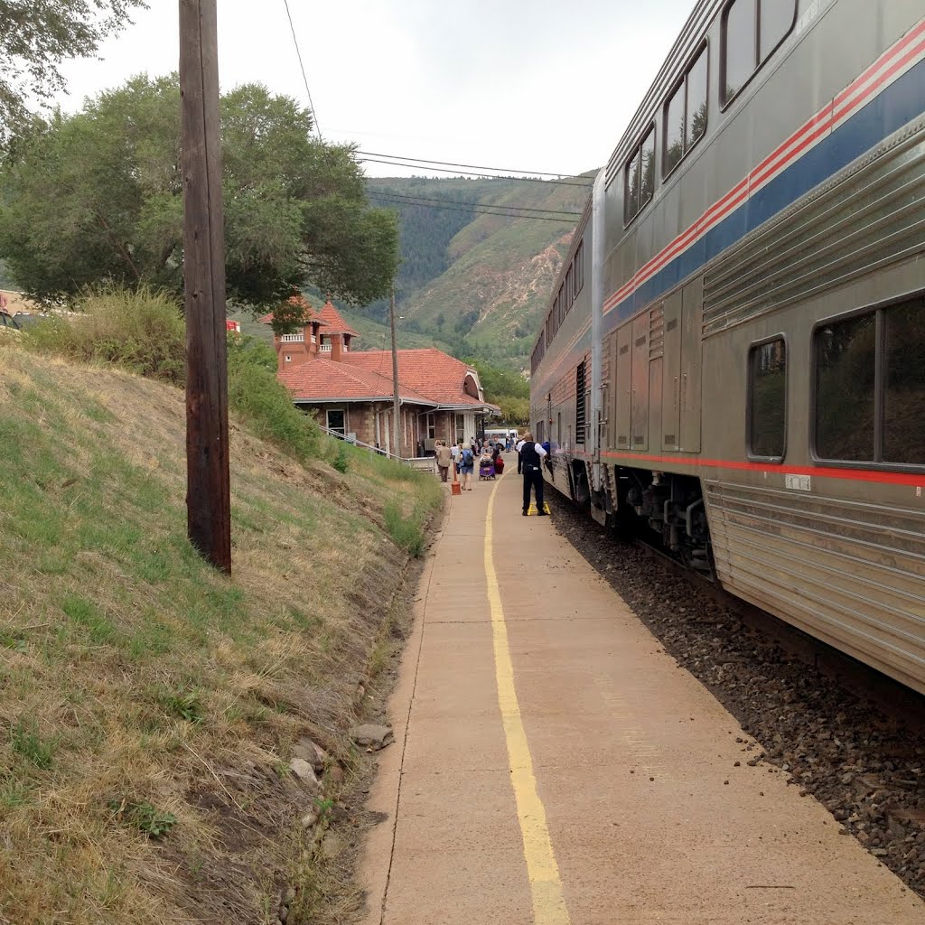 A breath of fresh air… hmm, I smell a sewage treatment plant nearby. At Glenwood Springs Amtrak (GSC)., Гленвуд-Спрингс