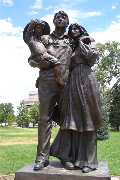 The Promis of the Prairie, larger than life bronze pioneer family, Greeley, CO, Грили