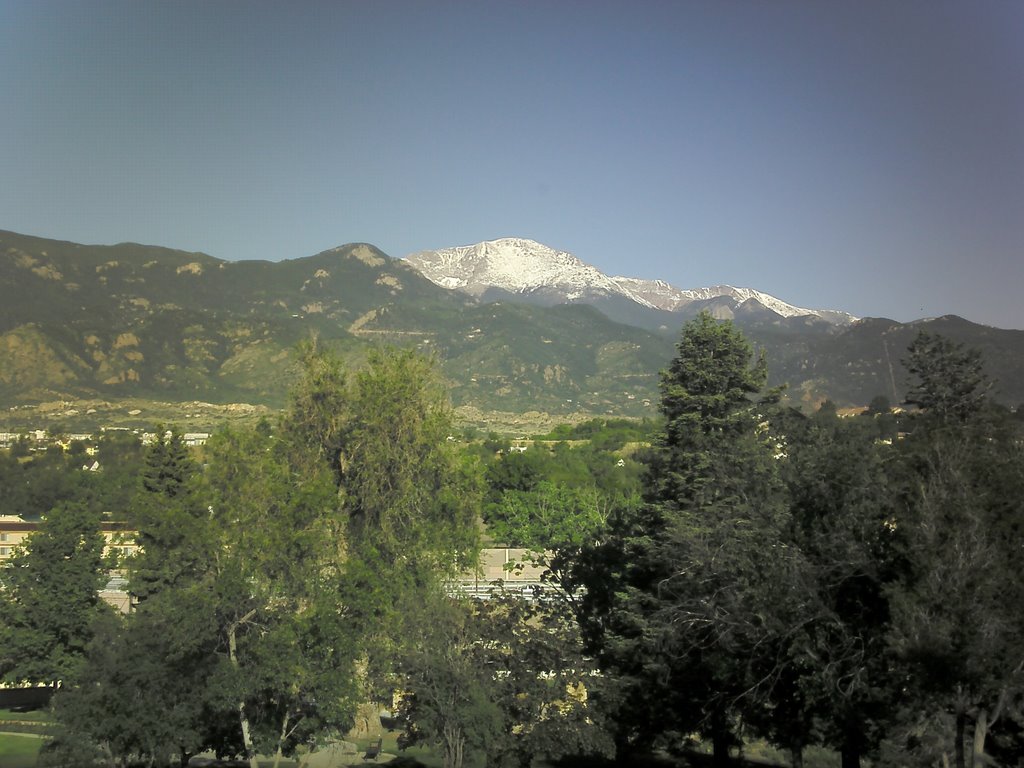 View of Pikes Peak from 30 Boulder Crescent Balcony facing West (Boulder Crescent Apartments), Колорадо-Спрингс