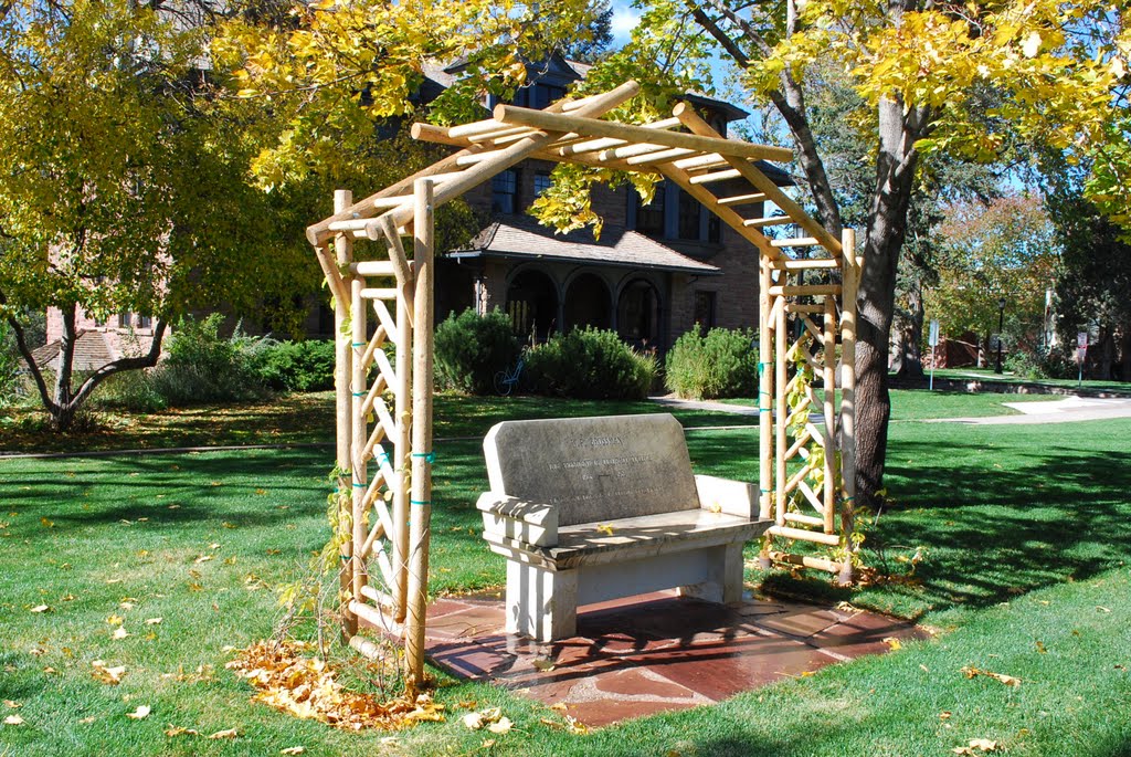 Brossman Bench by Ticknor Hall - Colorado College, Колорадо-Спрингс