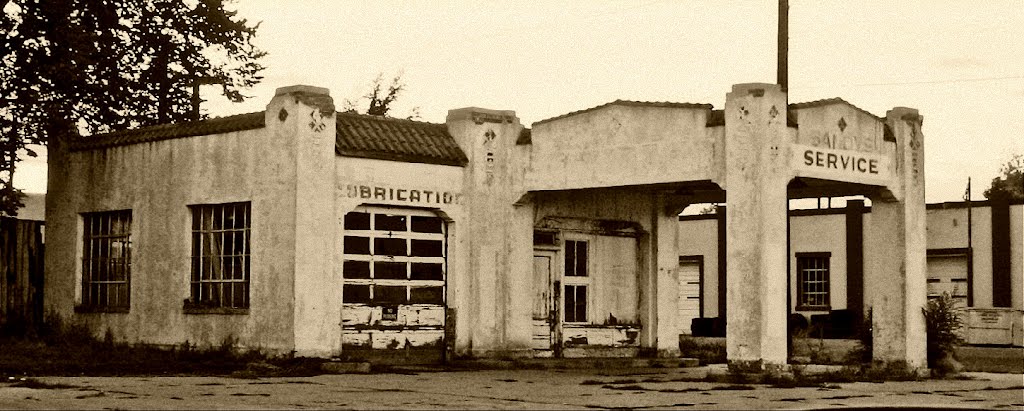 old service station abandoned in Walsenburg, Лас-Анимас
