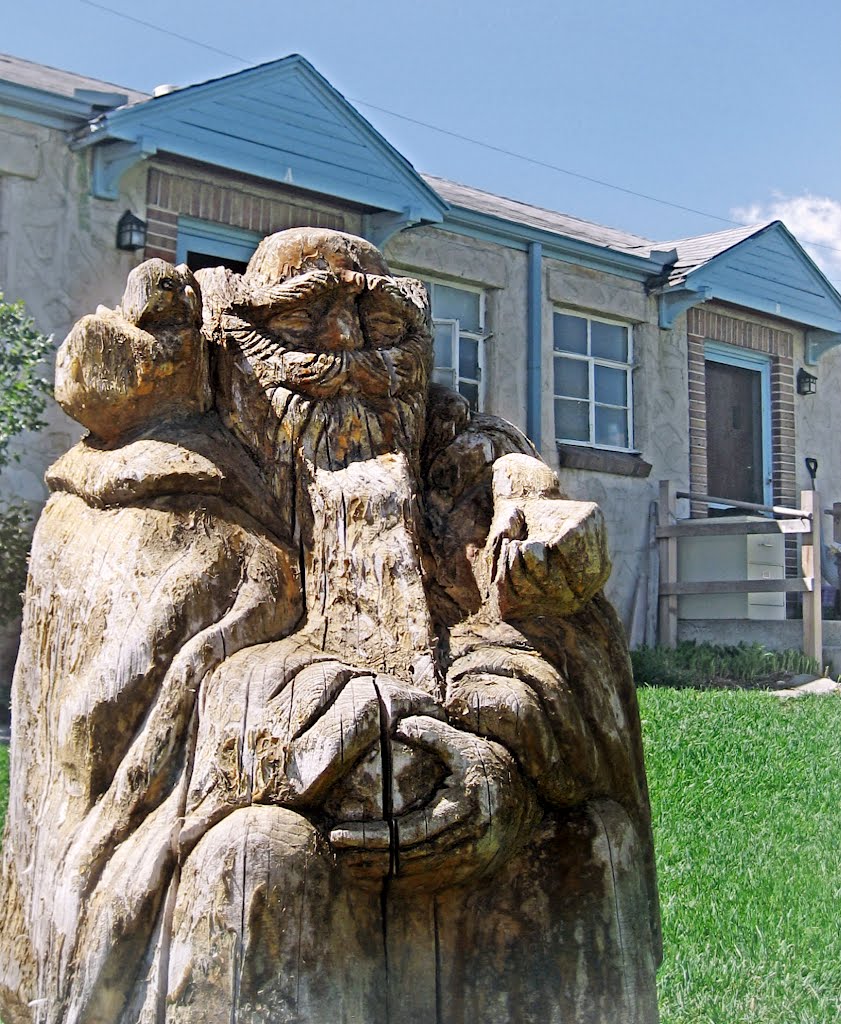 wise old wood sculpture in Wheat Ridge, Эджуотер
