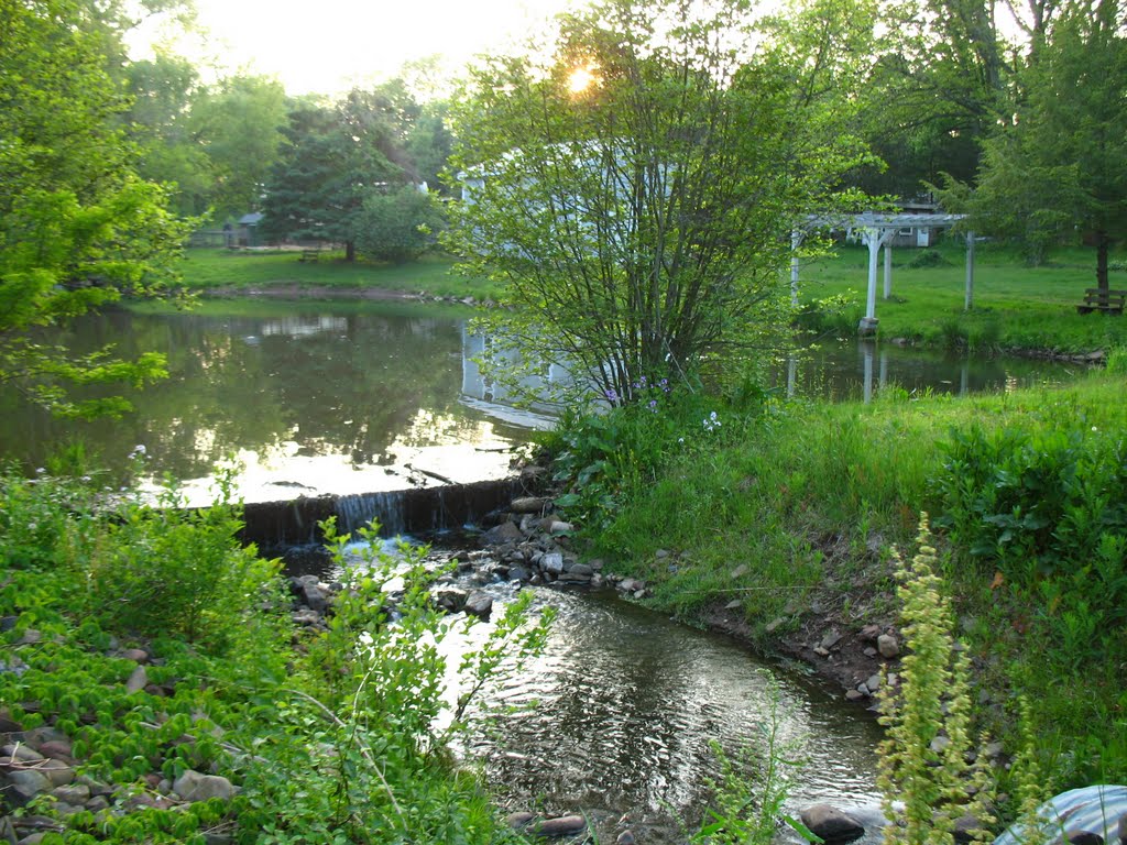 Dam on Sawmill Brook from Atkins St., Middletown - May 14 2010, Валлингфорд