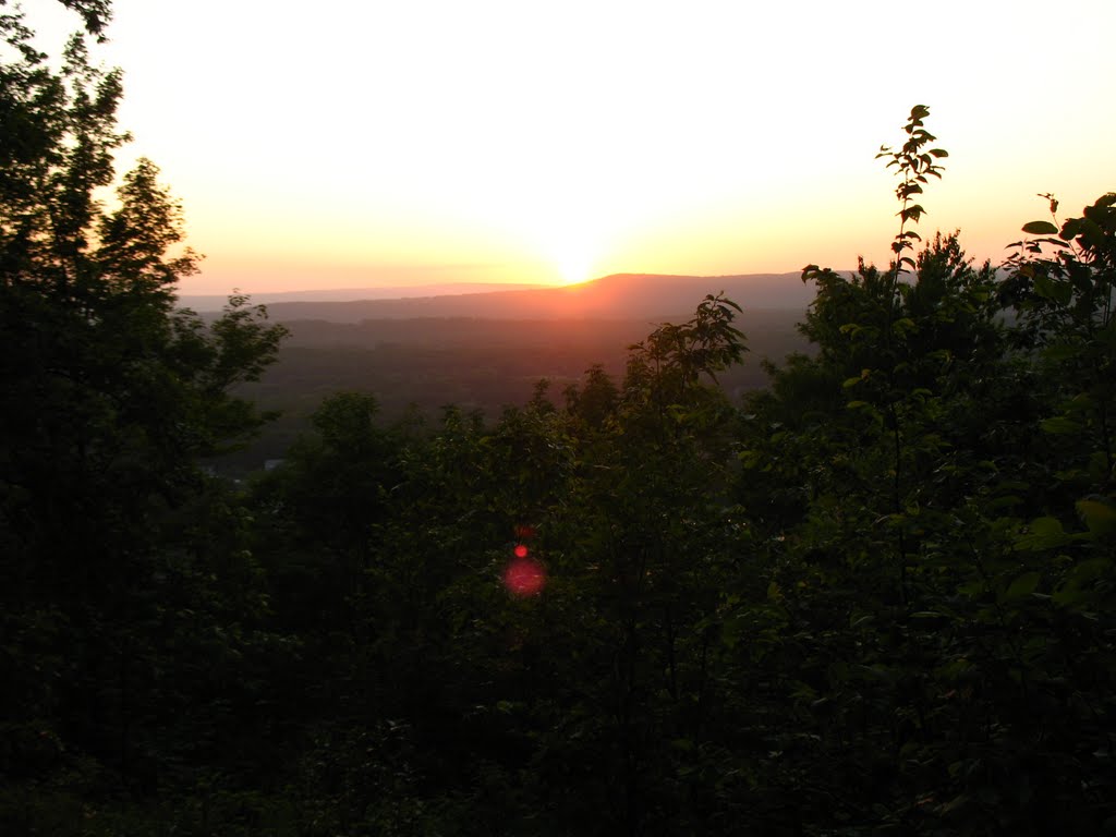 Looking NW to sunset over Ragged Mtn., from Lamentation Mtn. ridge - May 24 2010, Вест-Хавен
