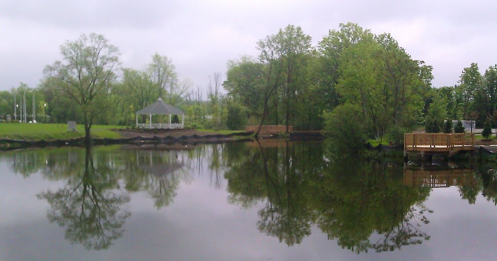 Veterans Memorial Park Pond - Behind Realty3 Carroll & Agostini - in Berlin, CT, Кенсингтон