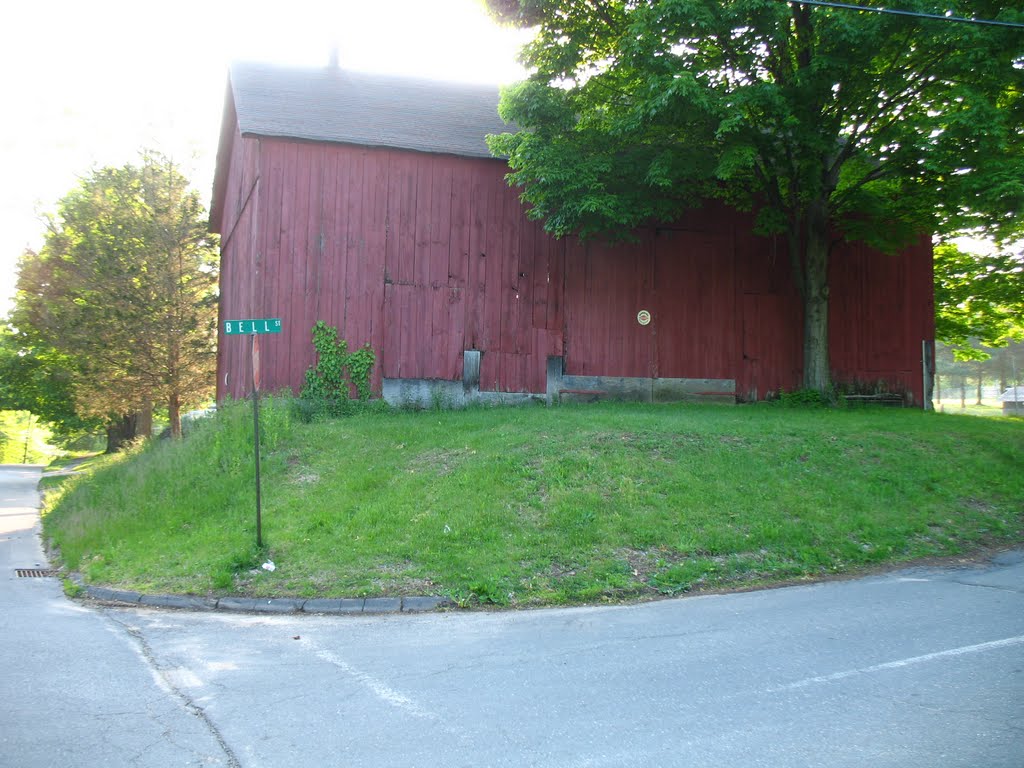 Barn at intersection of Bell St. and Country Club Rd. on Mattabesett Trail - May 14 2010, Норволк