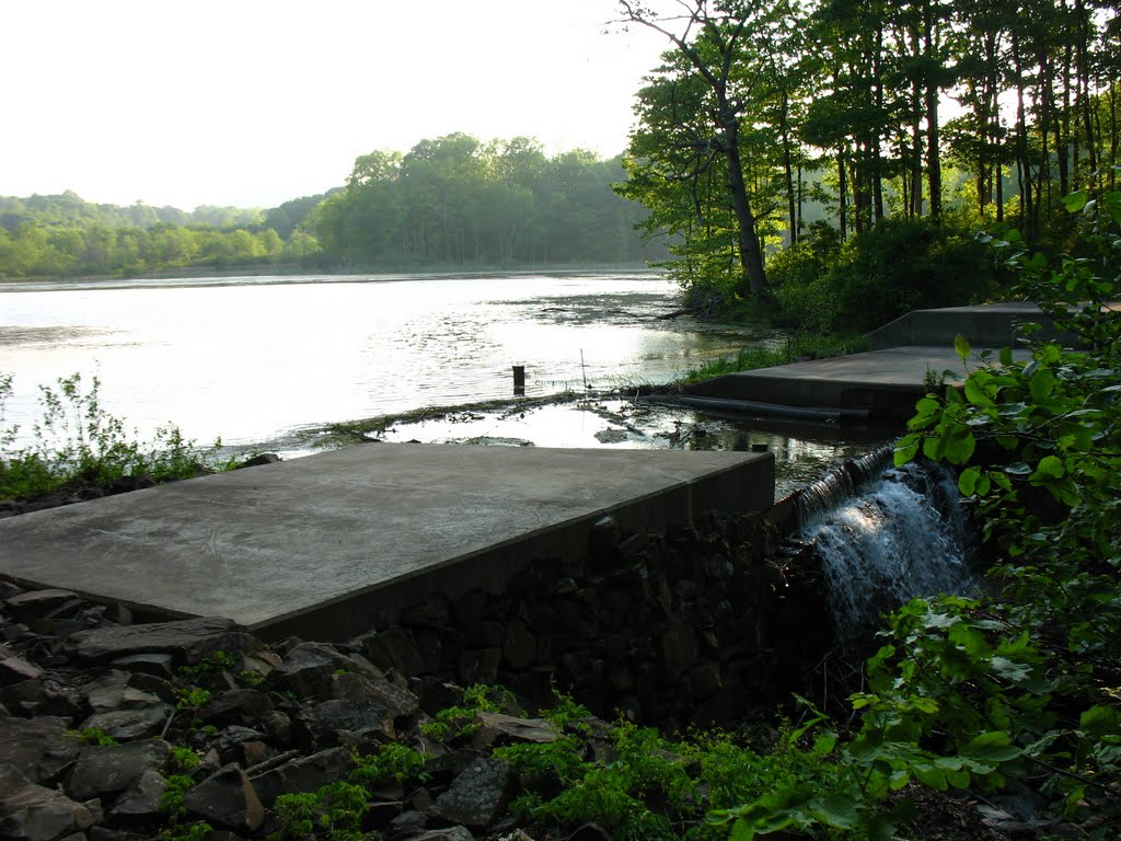 Dam at N end of Highland Pond - May 14 2010, Норт-Гросвенор-Дейл