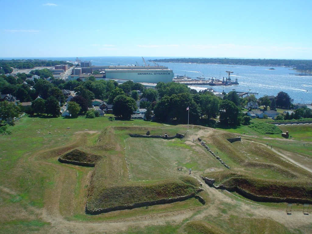 View SW fr. Grotons Fort Griswold Obelisk lookout, ramparts, Electric Boat Submarine shipyard, Нью-Лондон