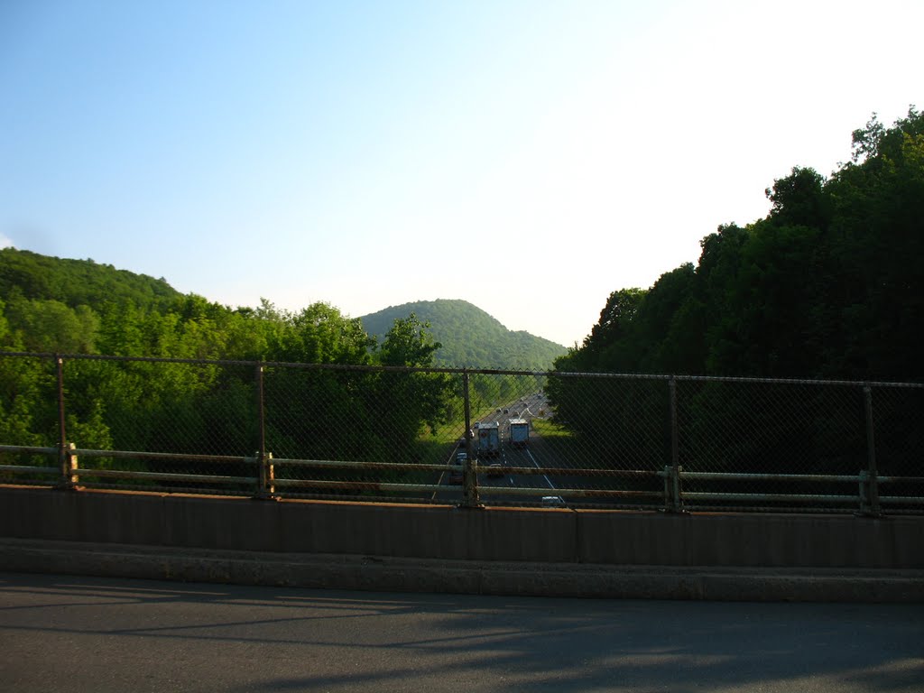 View of Mt. Higby from I-91 overpass on Country Club Rd., Middletown - May 14 2010, Патнам
