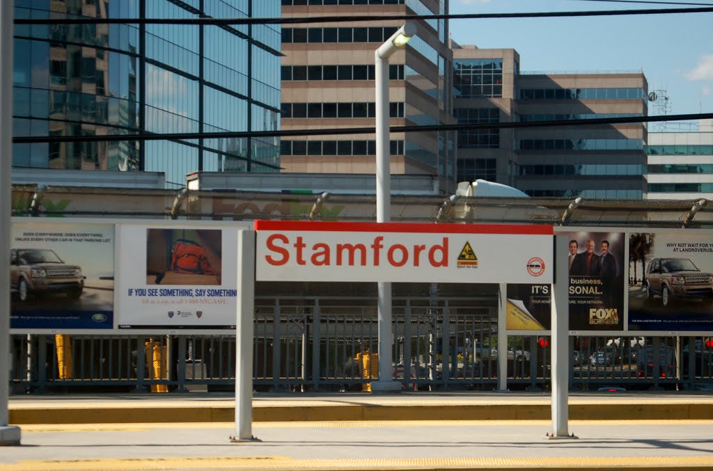 Metro North Commuter Railroad - Amtrak Station Platform and Sign at Stamford, CT, Стамфорд