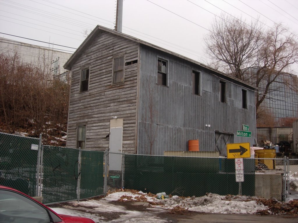 shack in industrial area, Стамфорд