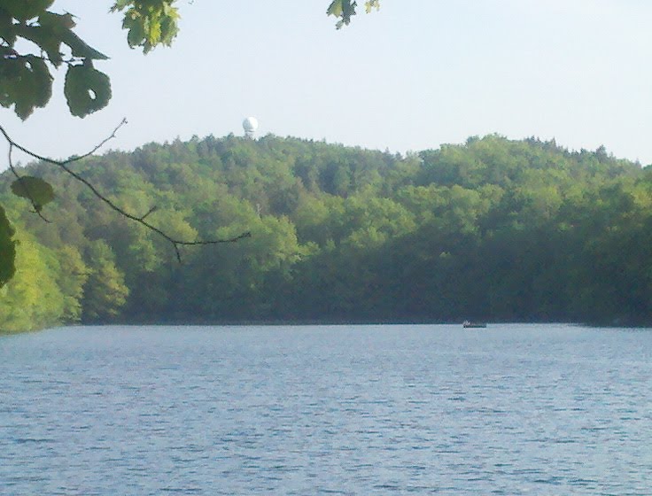 Close-Up of Talcott Mountain Science Academy from North Shore of Hoe Pond, Bloomfield, CT May 27 2011, Фармингтон