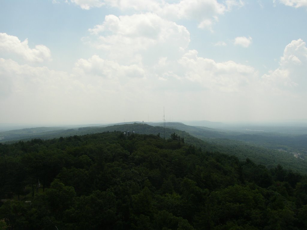Looking South from the Observation Room atop Heublein Tower, Talcott Mountain State Park, Simsbury, CT July 2, 2004, Фармингтон