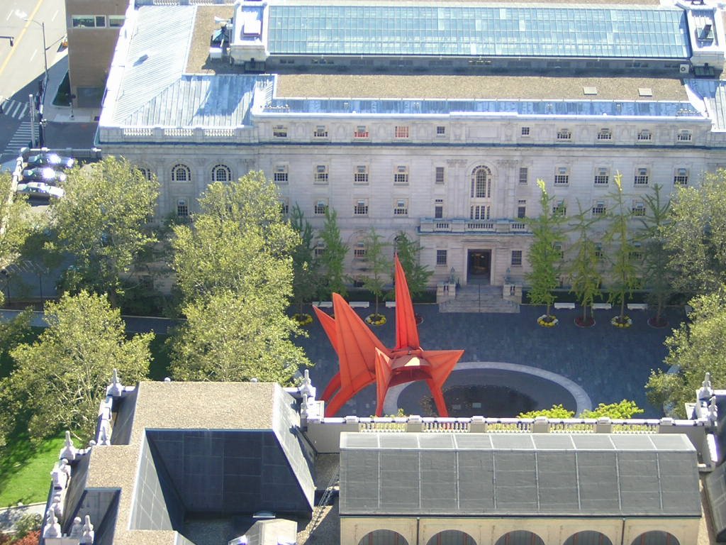 Alexander Calder sculpture in the Wadsworth Atheneum courtyard, viewed from the Travelers Tower, Хартфорд