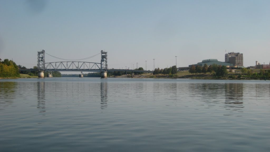 View of the Gillis Long Bridge and Rapides Hospital from Red River, Alexandria, LA, Александрия