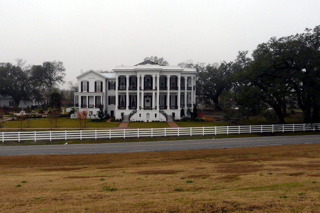 Nottoway Plantation House seen from the Mississippi River levee, Карвилл