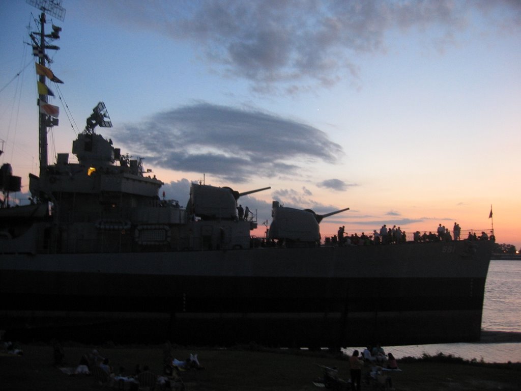 USS Kidd, Sunset July 4th, 2005, Порт-Аллен