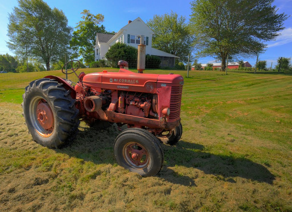 McCormick Tractor in Field in Front of Doe Orchards, Harvard, MA, Айер