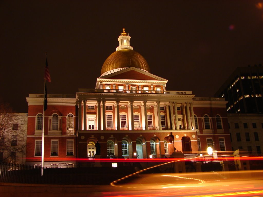 DSC00305 MA State House  at Night 1/28/07 - N view, Бостон