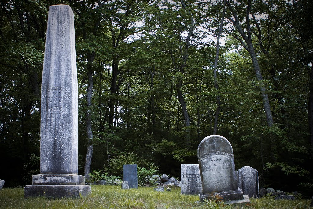 Gravestones in Hartford Ave. Cemetery in Bellingham, MA, Боурн