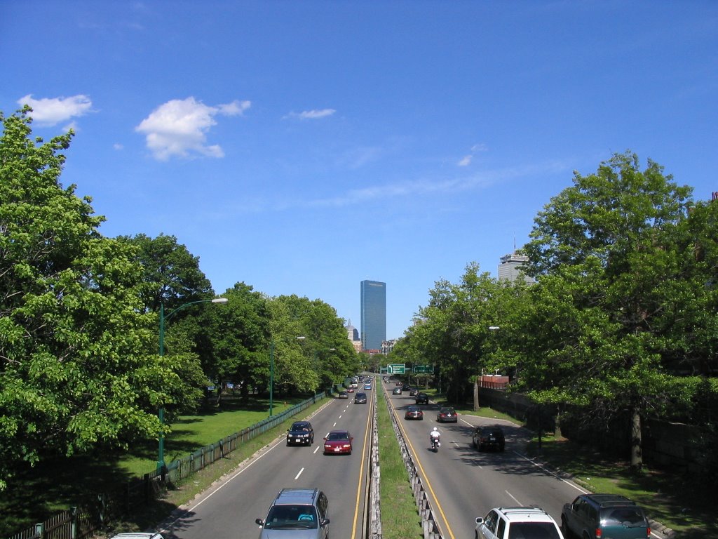 Storrow Drive looking towards The John Hancock Tower, Бруклин