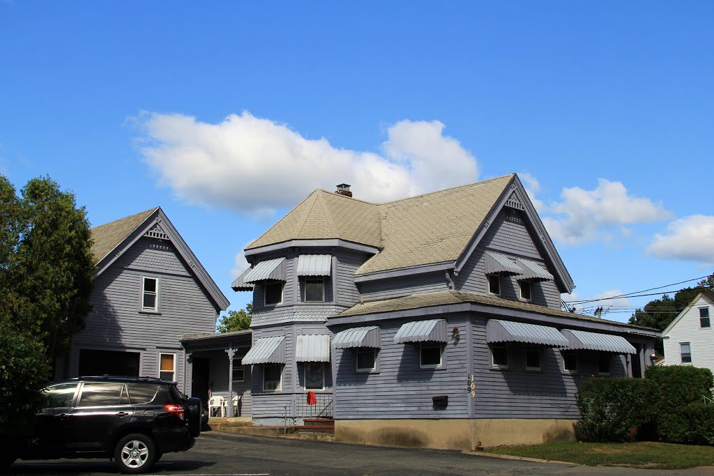 Interesting House on Route 18, Bridgewater MA, Ист-Бриджуотер