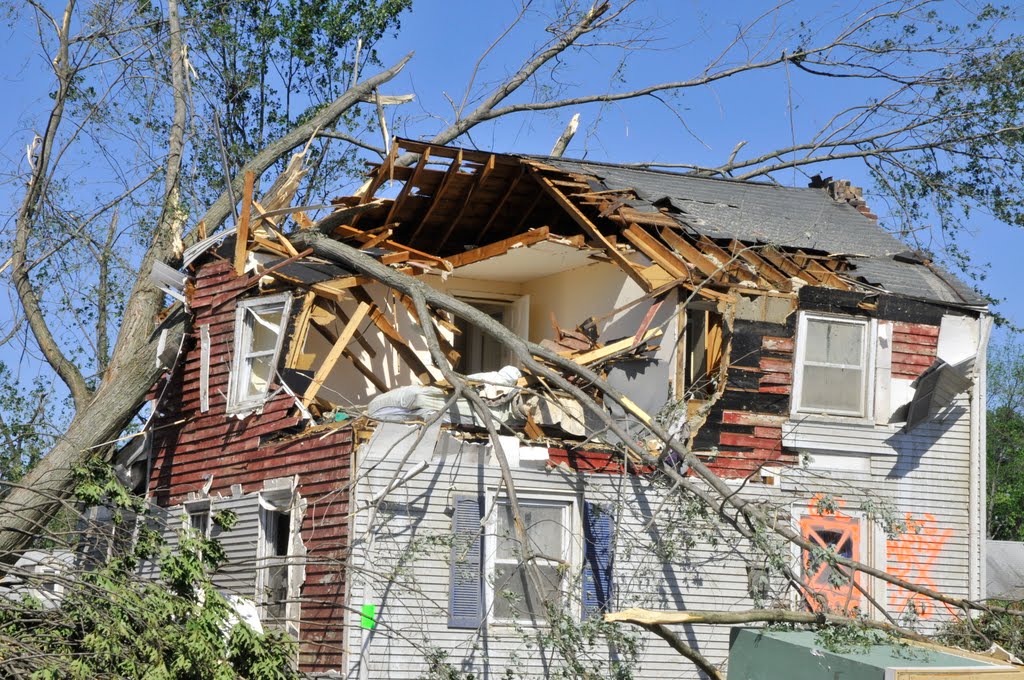 Tornado Damage Pennsylvania Ave, Ист-Лонгмидоу