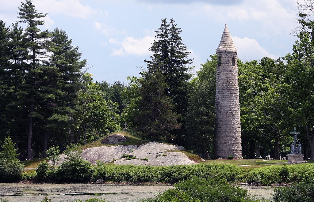 Irish Round Tower at St. Marys Cemetery in Milford, MA, Лейкестер