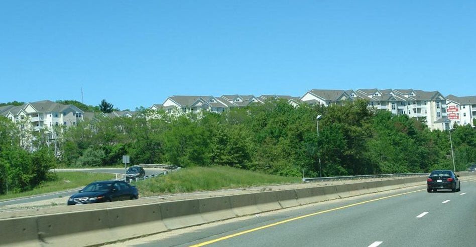 Highlands at Dearborn Apartment Complex, from Route 128 - Peabody, MA, Линнфилд