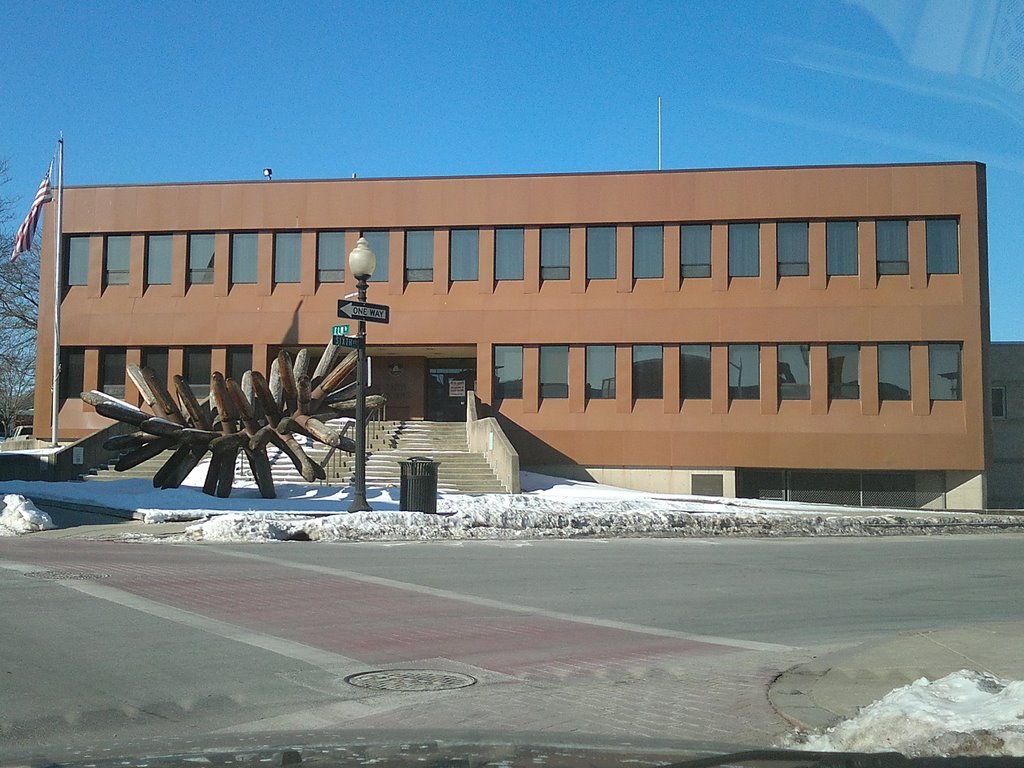 New Bedford Federal Building and ugly sculpture, Нью-Бедфорд