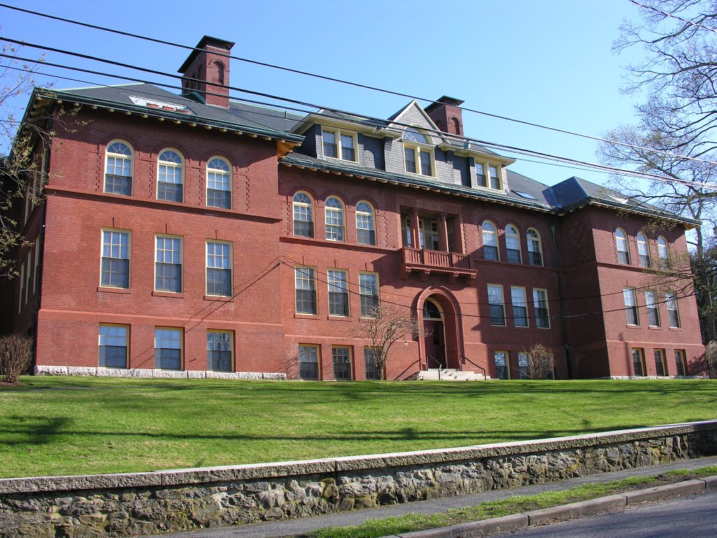 The Old Peirce School, West Newton MA, built 1895, Colonial Revival, Ньютон