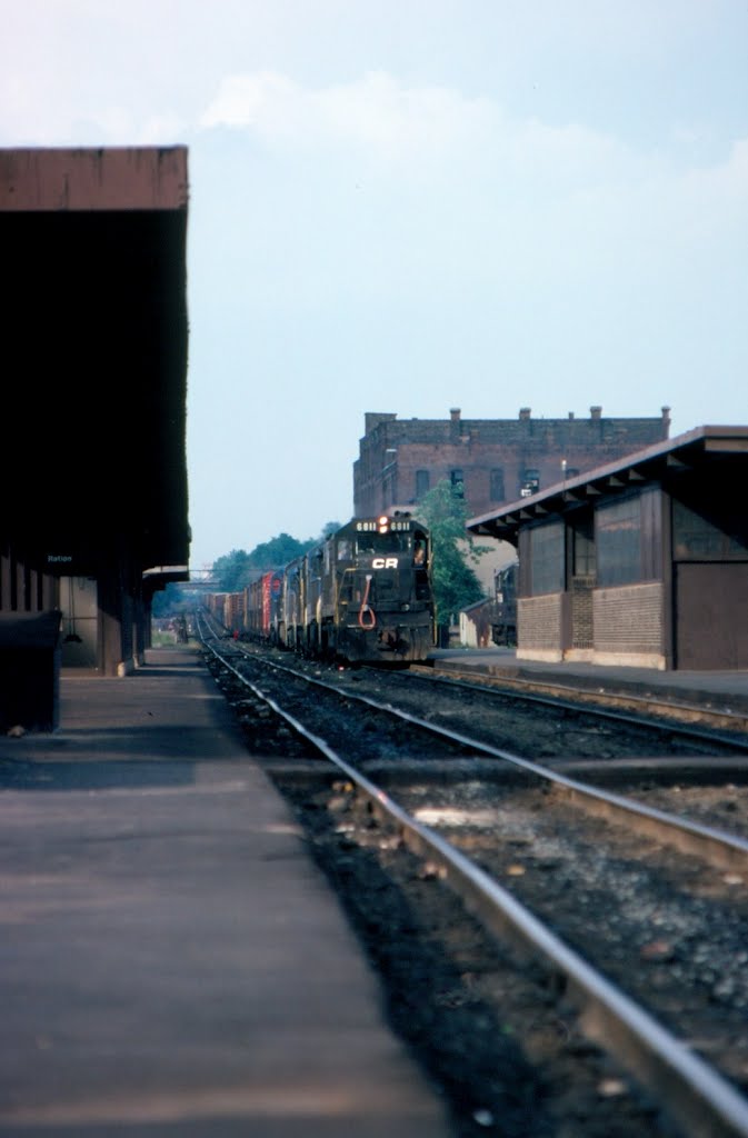 Conrail Freight Train, with GE U25C No. 6811 in the lead, at Springfield, MA, Спрингфилд