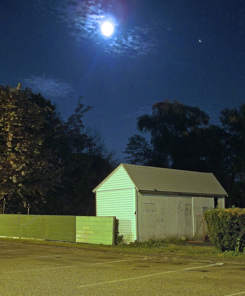 Moon  and planet Jupiter rising over shed on evening of September 23, 2010., Фрамингам