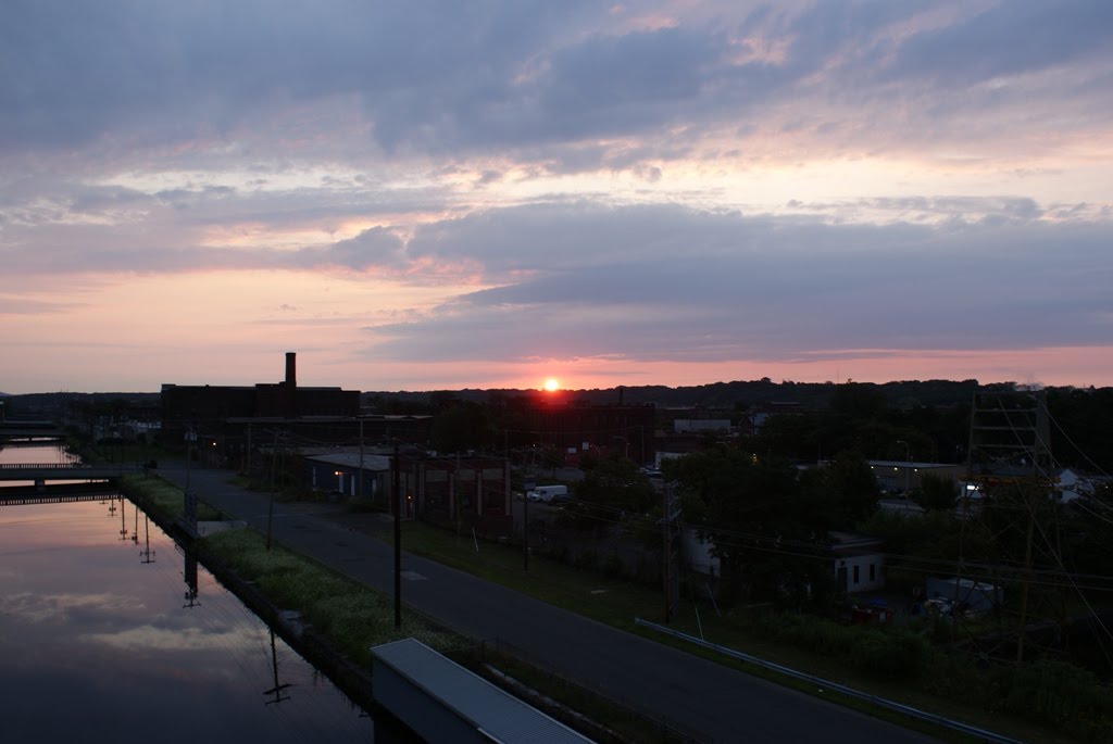 Sunrise over paper city Holyoke Mass., Холиок