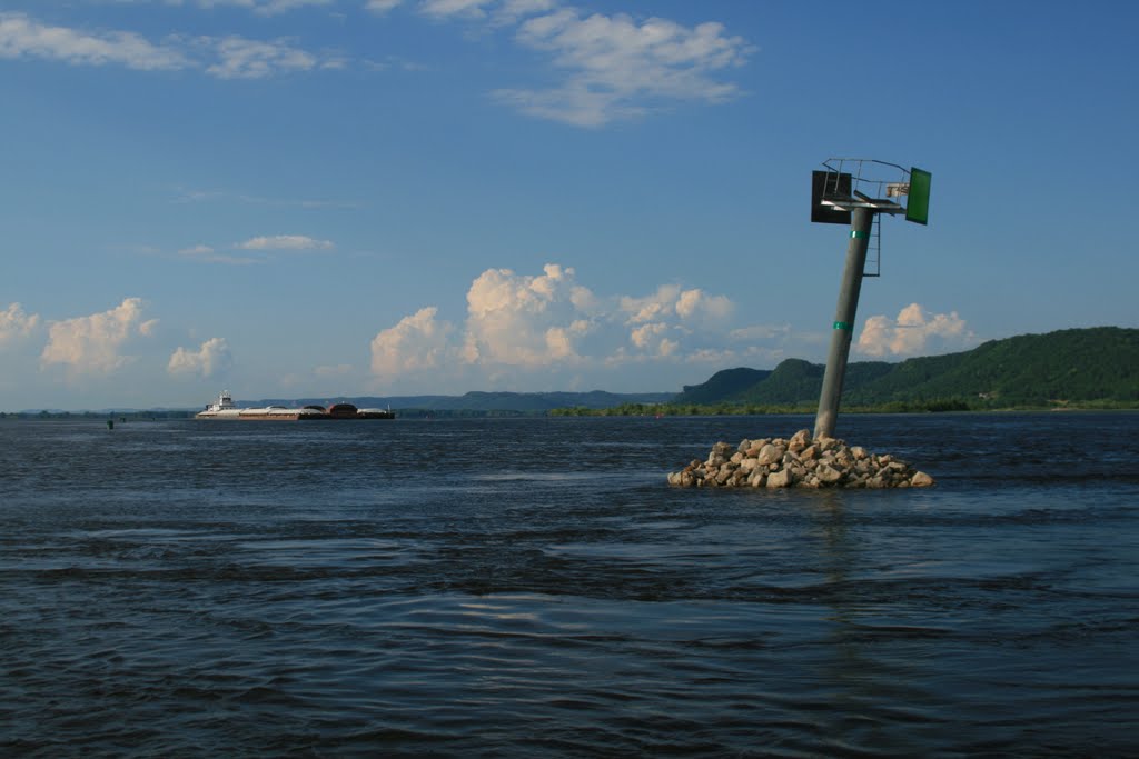 Barge churns downriver on the mighty Mississippi, Браунсвилл