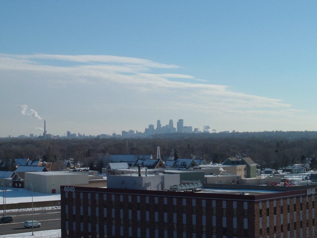Feb 2006 - Brooklyn Center, Minnesota. Downtown Minneapolis in the distance on a cold winter day., Бруклин-Сентер