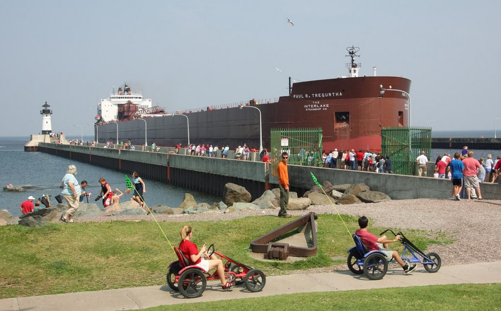 Duluth - A ship arriving in the Canal, Дулут