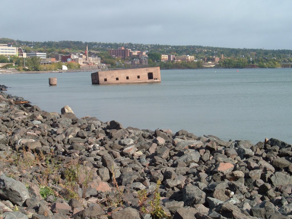 Oct 2005 - Duluth, Minnesota. Ruins of the Cribs from Canal Park., Дулут
