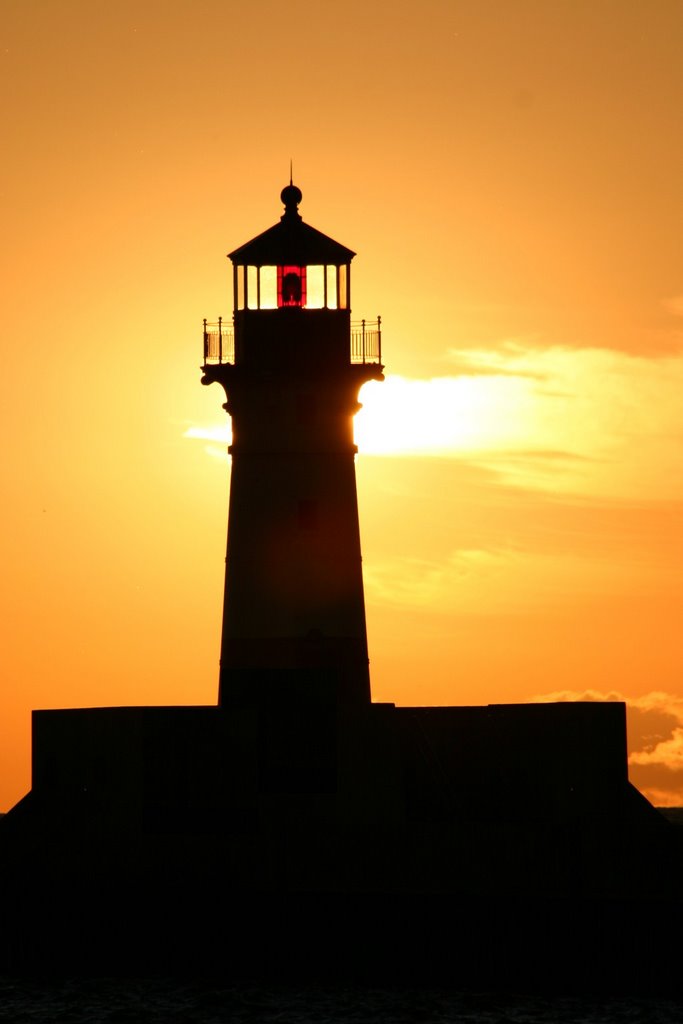 North Pier Lighthouse at Sunrise, Дулут