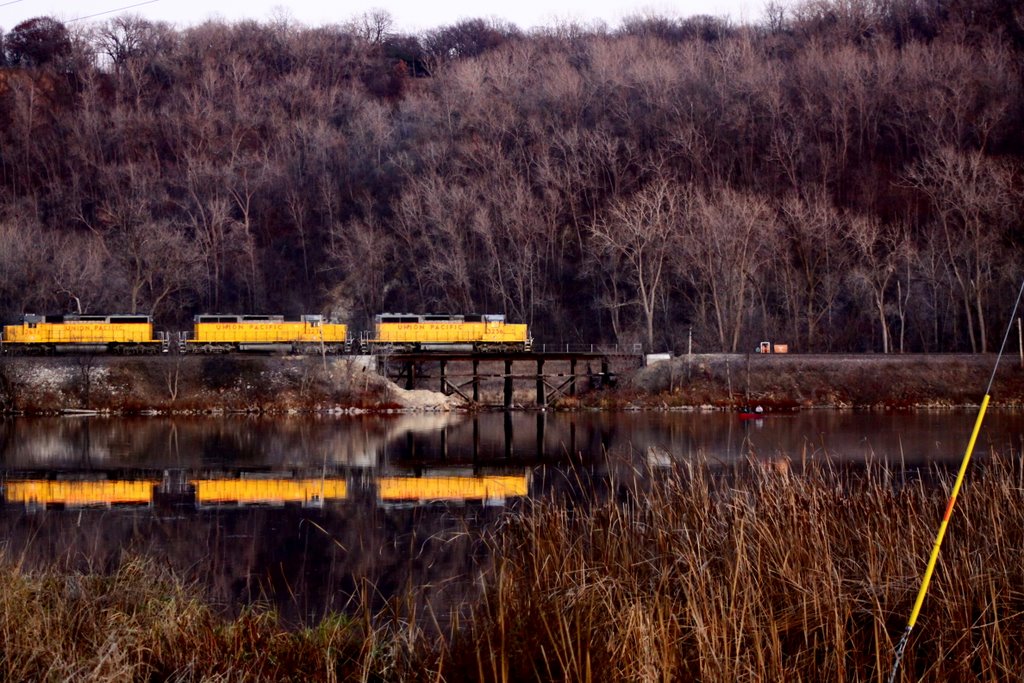 Union Pacific train at Pickerel Lake, Lilydale Park, St. Paul, MN, Лилидейл