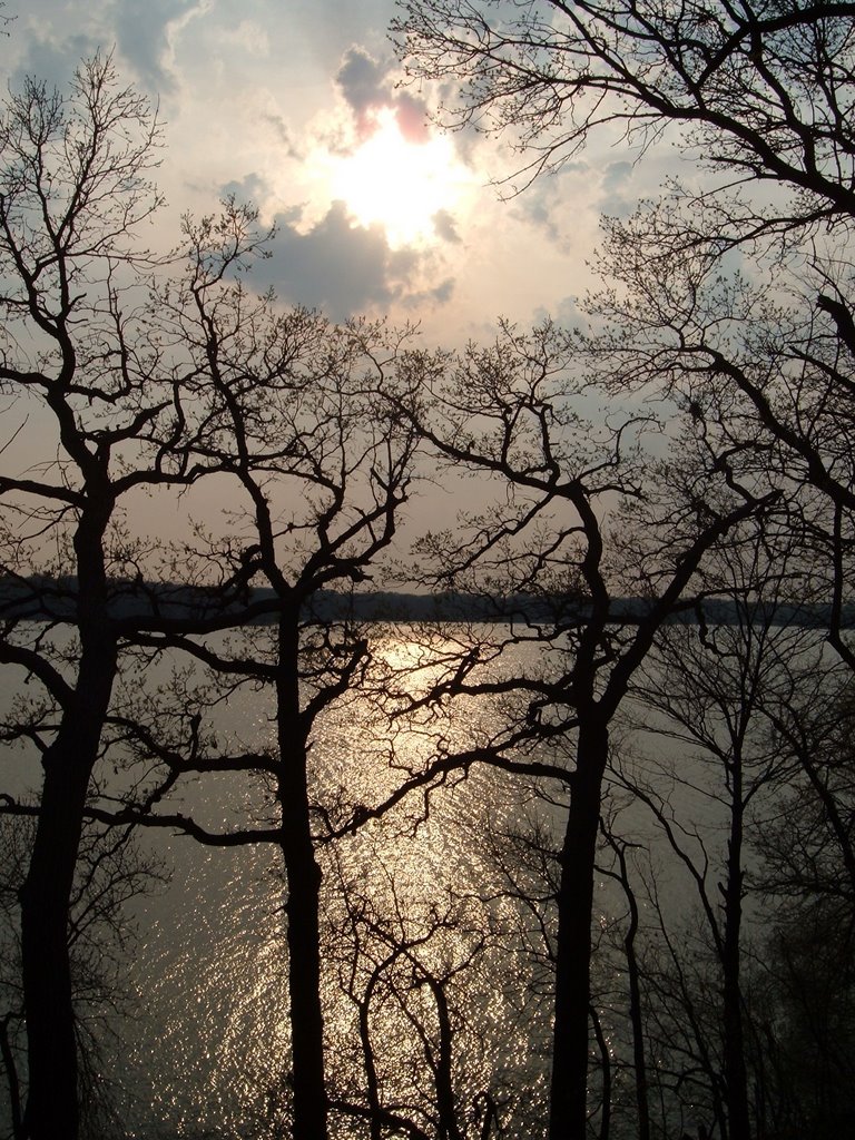 Apr 2005 - Plymouth, Minnesota. Early spring view of Medicine Lake., Медисин-Лейк