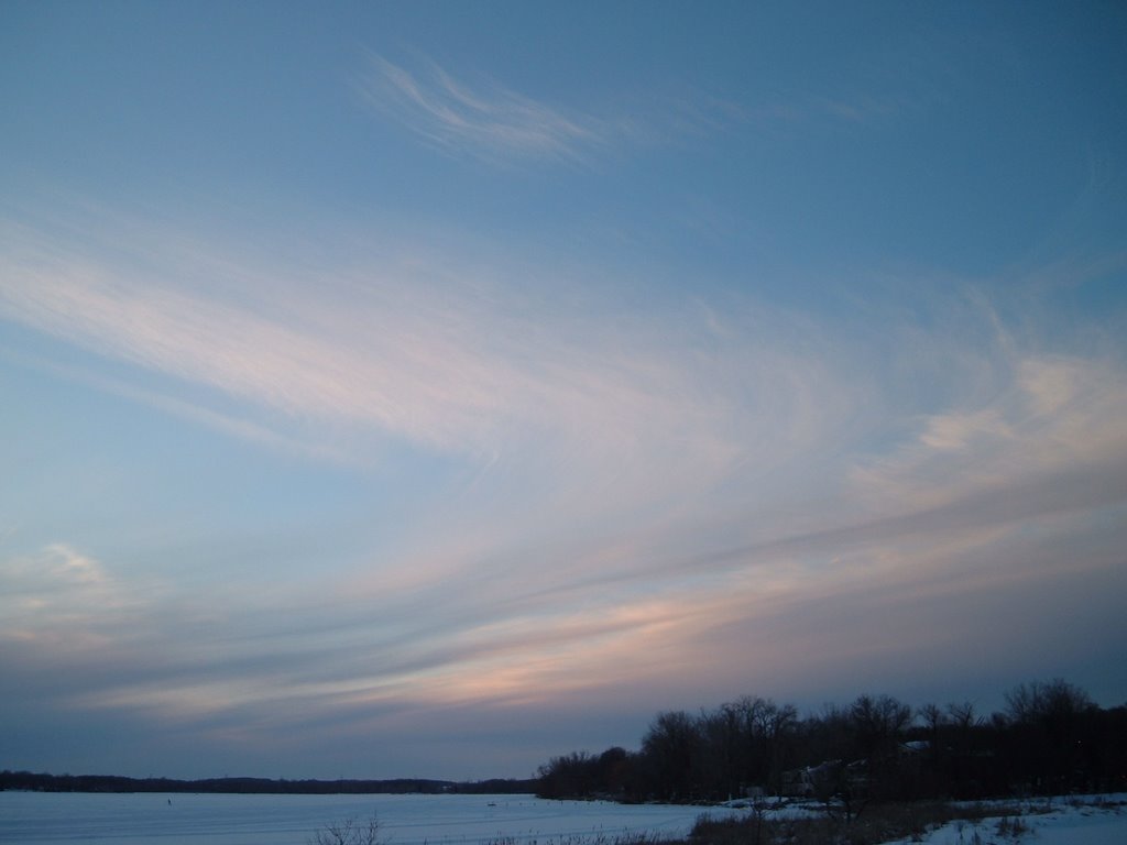 Mar 2006 - Plymouth, Minnesota. Wispy winter clouds over Medicine Lake., Медисин-Лейк