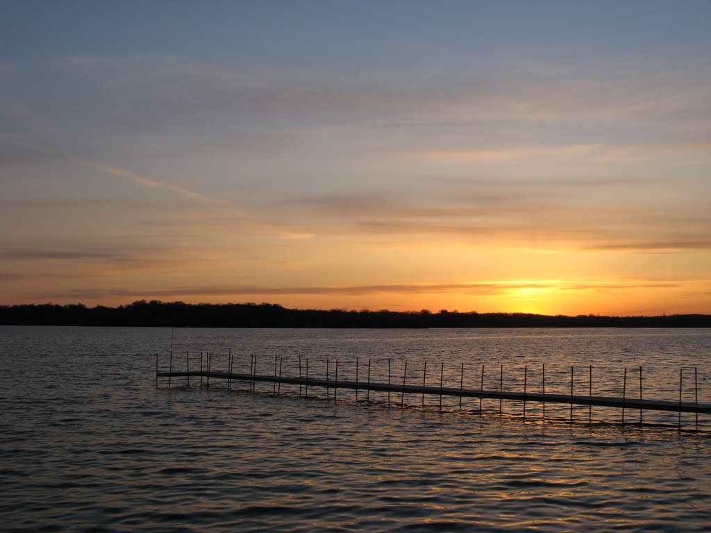 Apr 2007 - Plymouth, Minnesota. Spring sunset at Medicine Lake., Медисин-Лейк